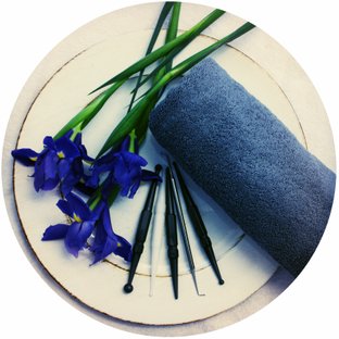 Dekoration med reflexologistavar, handduk och blåa blommor